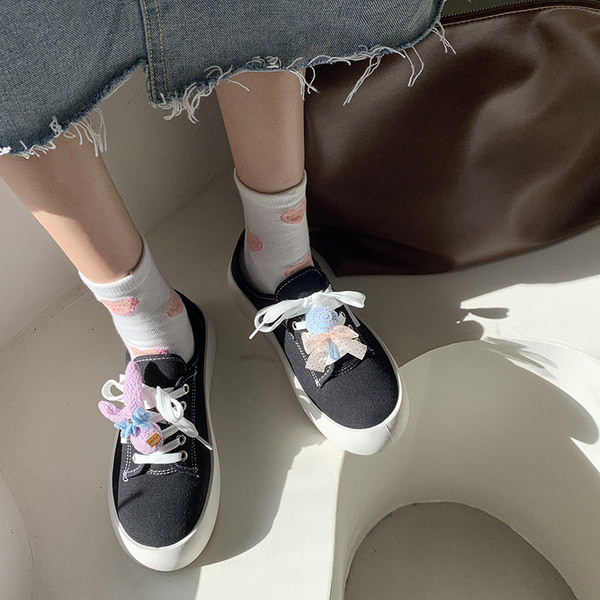 Jauns sieviešu tekstila kedu modelis ar 3D elementu trīs krāsās