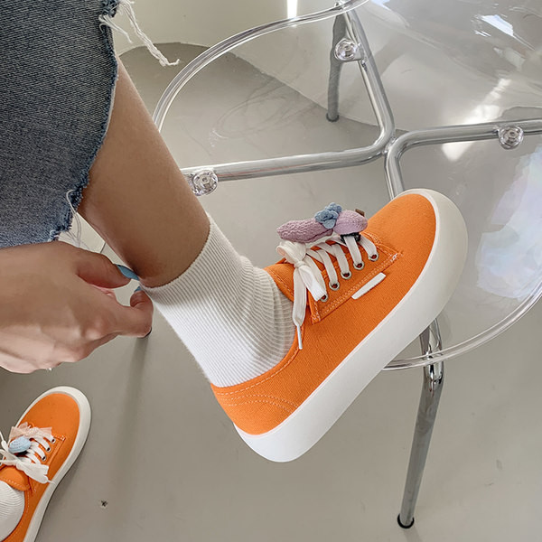 Jauns sieviešu tekstila kedu modelis ar 3D elementu trīs krāsās