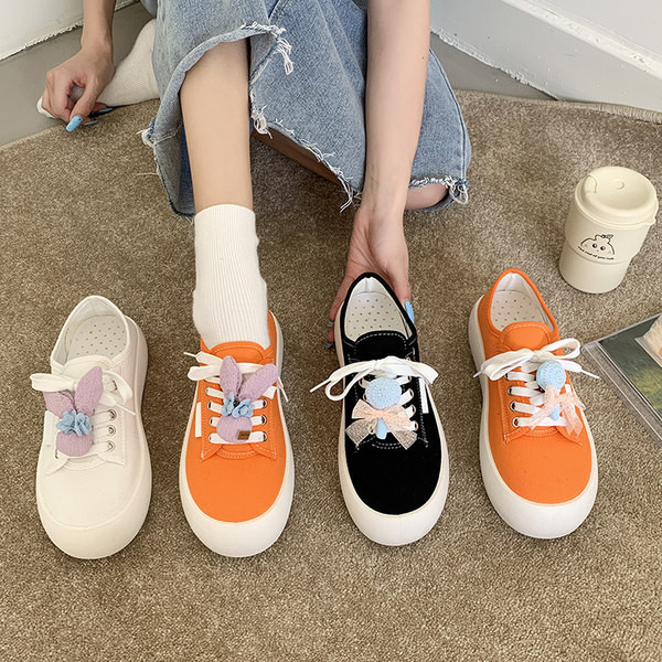 Jauns sieviešu tekstila kedu modelis ar 3D elementu trīs krāsās