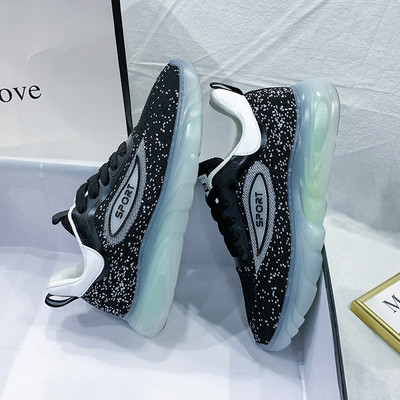 Naiste tekstiilist tossud kirja ja paeltega