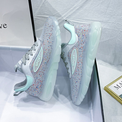 Naiste tekstiilist tossud kirja ja paeltega