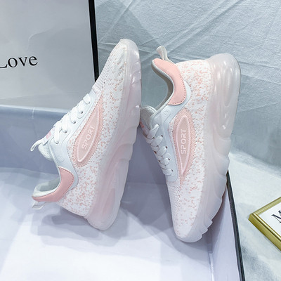 Naiste tekstiilist tossud kirja ja paeltega