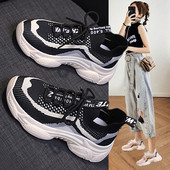 Hingavast võrkkangast ja kareda tallaga tossud