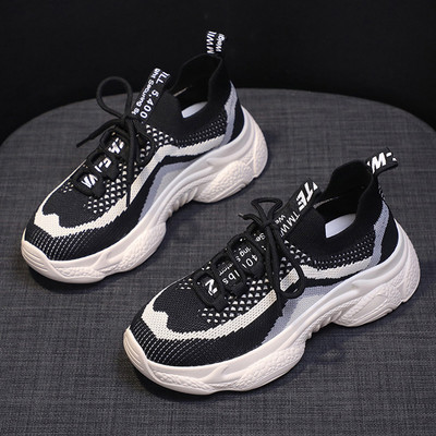 Hingavast võrkkangast ja kareda tallaga tossud