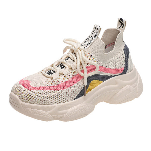 Hingavast võrkkangast ja kareda tallaga tossud