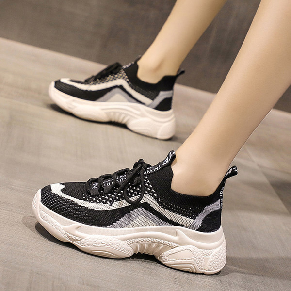 Hingavast võrkkangast ja kareda tallaga tossud