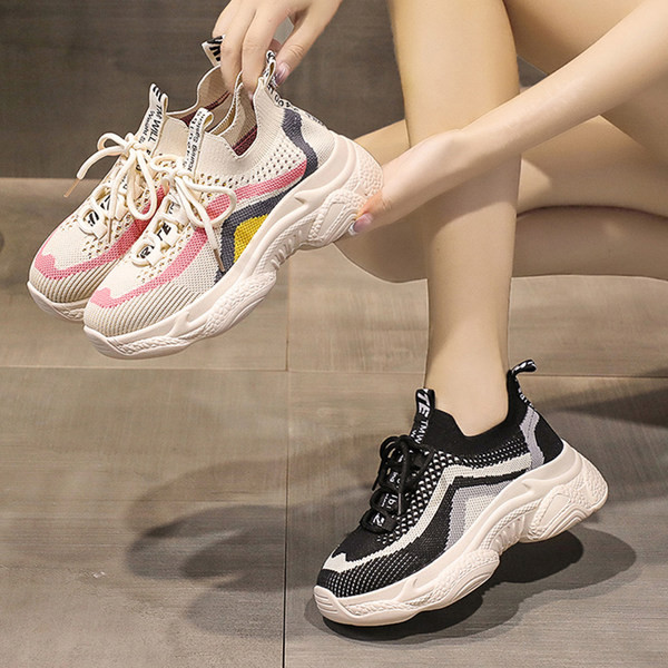 Hingavast võrkkangast ja kareda tallaga tossud