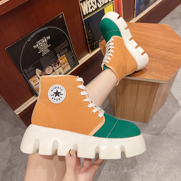 Kareda talla ja embleemiga naiste tossud