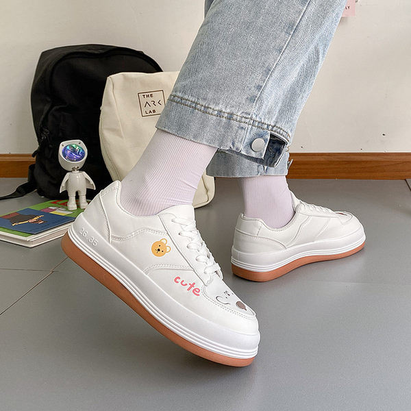 Naiste nahast tossud aplikatsiooni ja paeltega