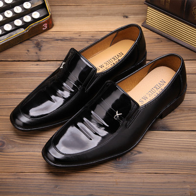 Meeste kunstnahast kingad metallelemendiga