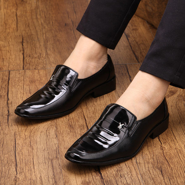 Férfi műbőr cipő fém elemmel