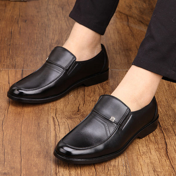 Férfi műbőr cipő fém elemmel