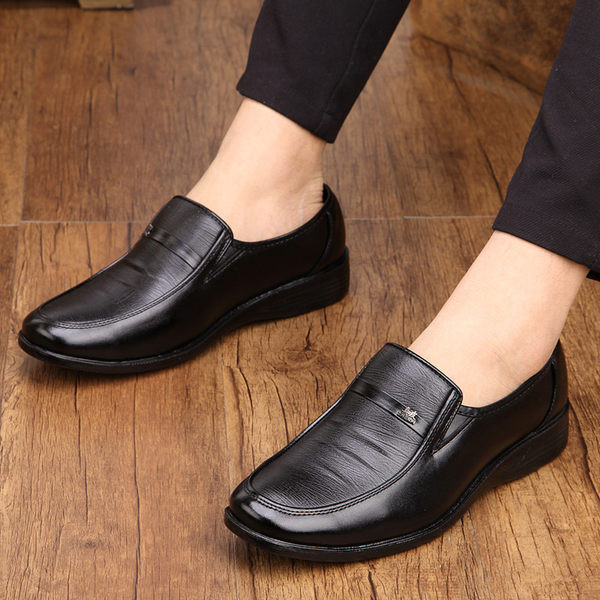 Férfi műbőr cipő fém elemmel