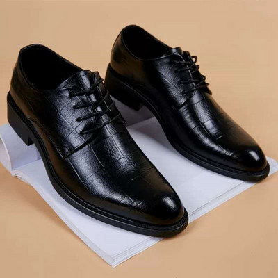 Műbőrből készült, fűzős hegyes férfi cipő új modellje