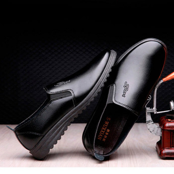 Нов модел мъжки обувки от еко кожа с равна подметка и надпис