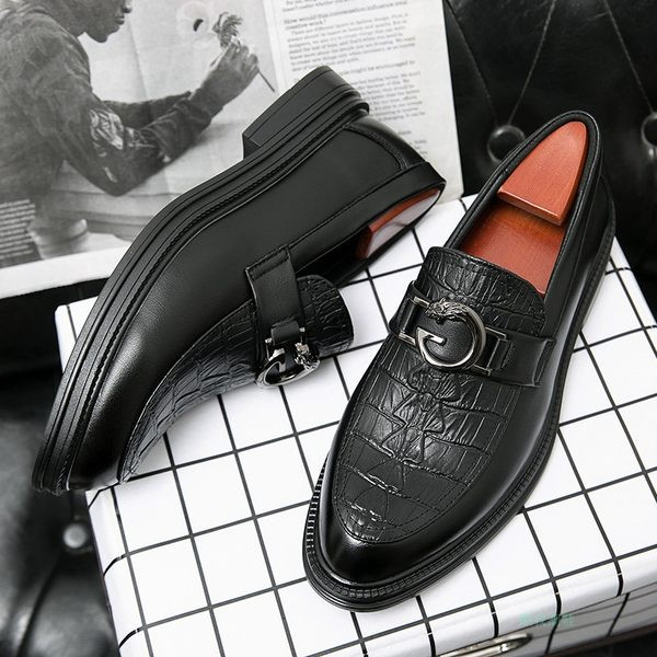 Öko-nahast moodsad metallielemendiga musta värvi meeste kingad