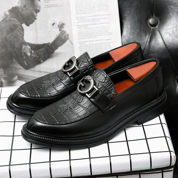 Öko-nahast moodsad metallielemendiga musta värvi meeste kingad