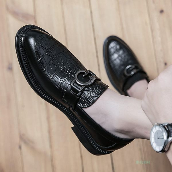 Öko-nahast moodsad metallielemendiga musta värvi meeste kingad