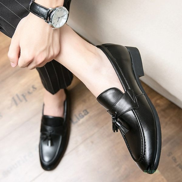 Jauns vīriešu mākslīgās ādas apavu modelis ar pušķiem