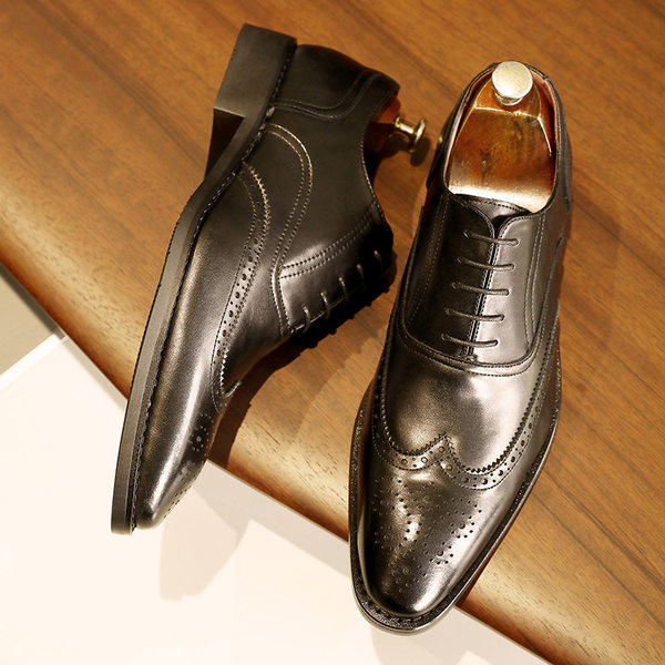 Pidulikud paeltega ökonahast kingad - teravatipuline mudel