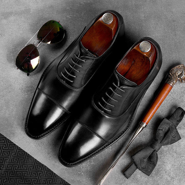 Svinīgs apavu smails modelis no mākslīgās ādas ar šņorēm