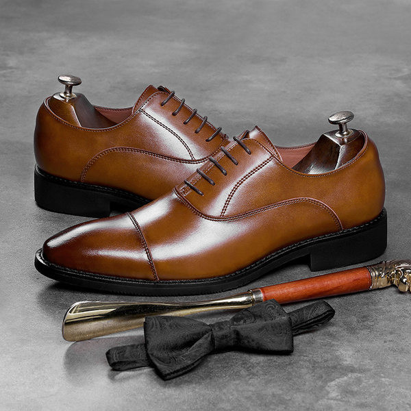 Svinīgs apavu smails modelis no mākslīgās ādas ar šņorēm