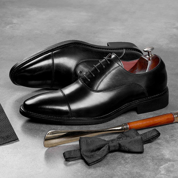 Svinīgs apavu smails modelis no mākslīgās ādas ar šņorēm