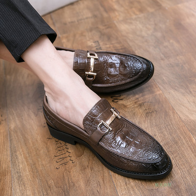 Mūsdienīgi vīriešu apavi ar metāla sprādzi