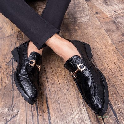 Mūsdienīgi vīriešu apavi ar metāla sprādzi