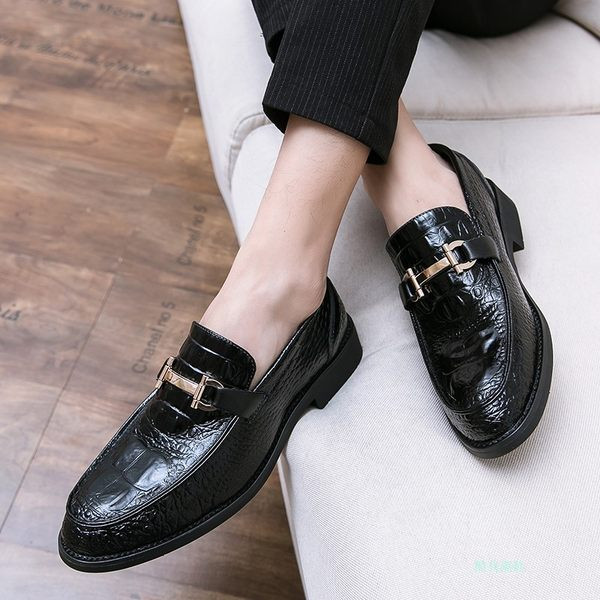 Mūsdienīgi vīriešu apavi ar metāla sprādzi