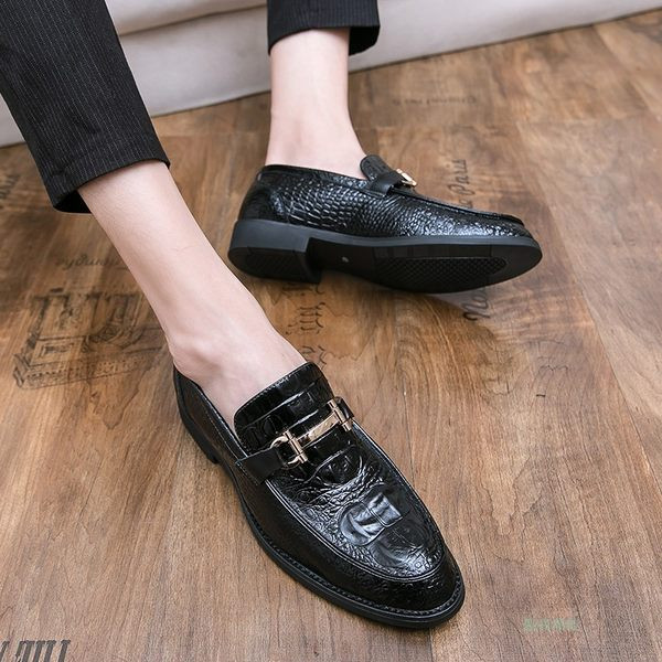 Mūsdienīgi vīriešu apavi ar metāla sprādzi