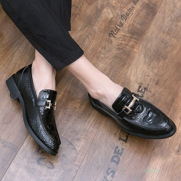 Mūsdienīgi vīriešu apavi ar metāla sprādzi