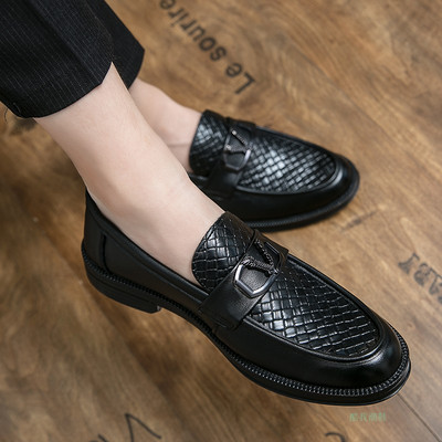 Uus mudel metallelemendiga teravatipulised jalatsid