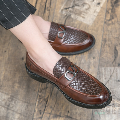 Uus mudel metallelemendiga teravatipulised jalatsid