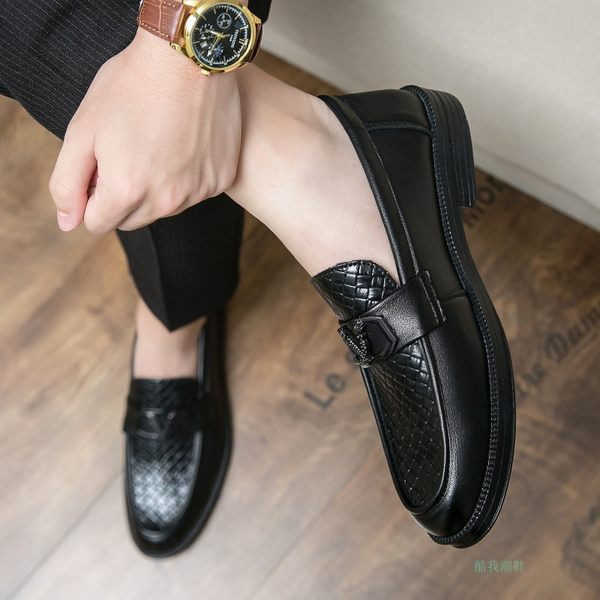 Uus mudel metallelemendiga teravatipulised jalatsid