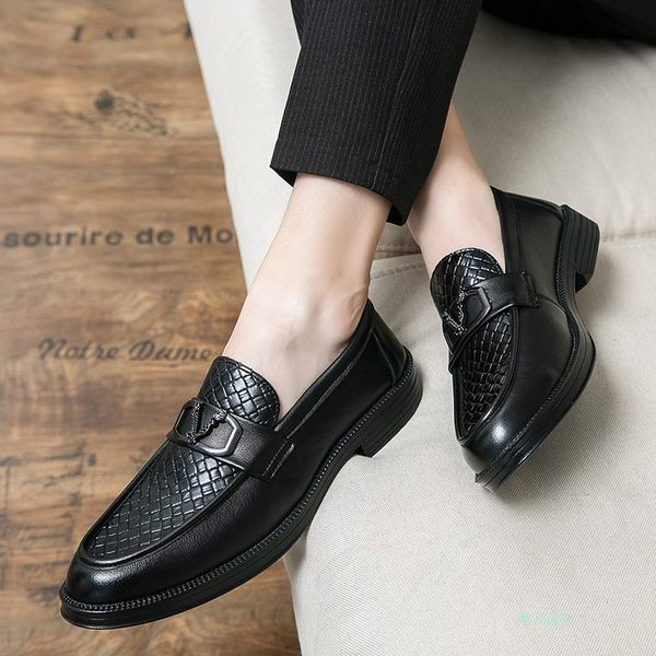 Uus mudel metallelemendiga teravatipulised jalatsid