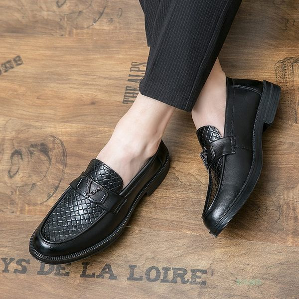 Uus mudel metallelemendiga teravatipulised jalatsid