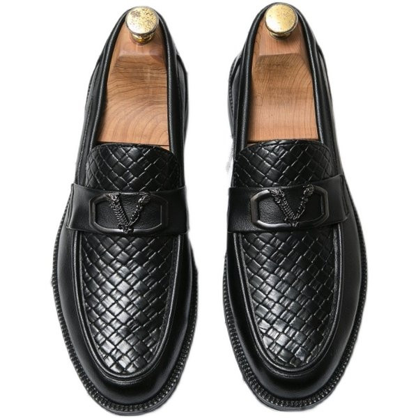 Uus mudel metallelemendiga teravatipulised jalatsid