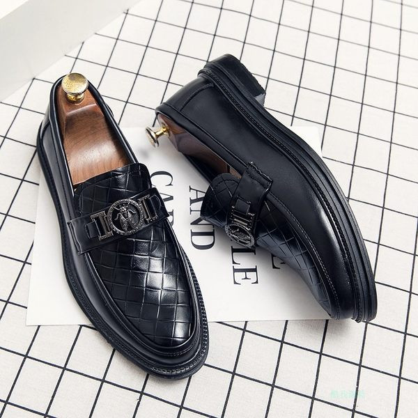 Eleganti vīriešu apavi no mākslīgās ādas ar metāla sprādzi