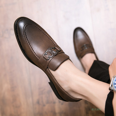 Jauns vīriešu apavu modelis no mākslīgās ādas ar metāla sprādzi - melns un brūns