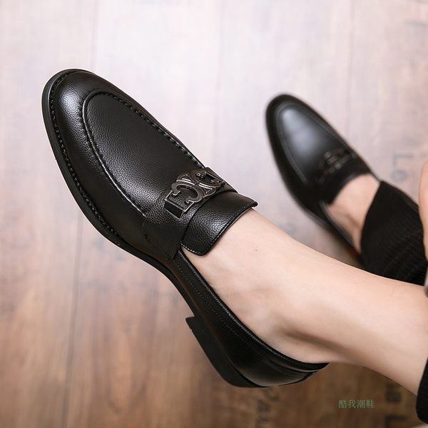 Jauns vīriešu apavu modelis no mākslīgās ādas ar metāla sprādzi - melns un brūns