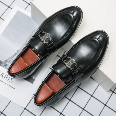 Férfi formális cipő hegyes modell öko bőrből, fém díszítéssel