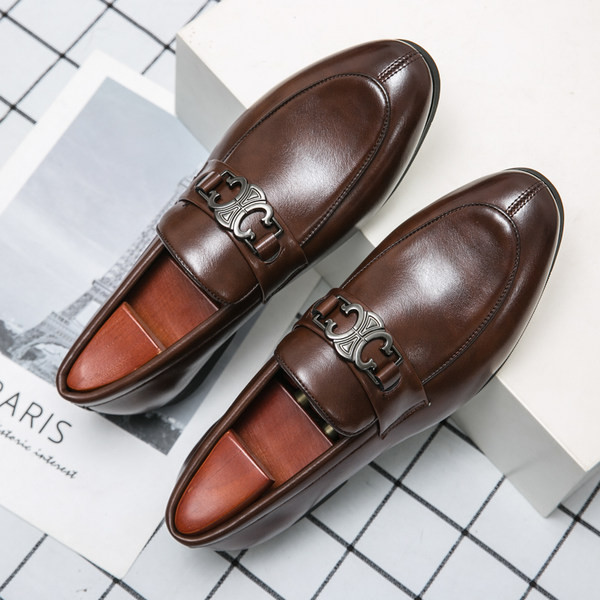 Férfi formális cipő hegyes modell öko bőrből, fém díszítéssel