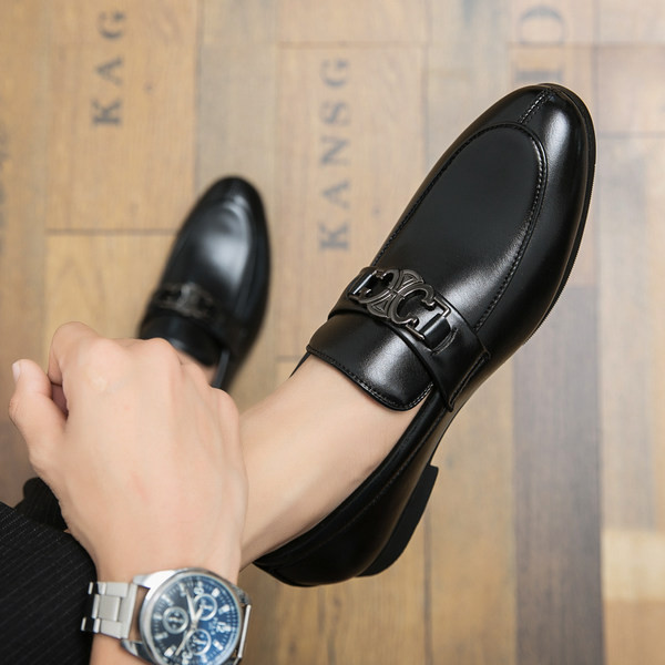 Férfi formális cipő hegyes modell öko bőrből, fém díszítéssel