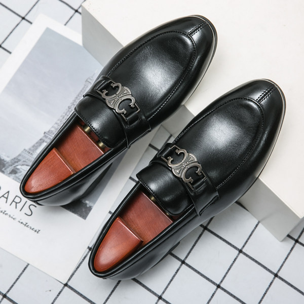 Férfi formális cipő hegyes modell öko bőrből, fém díszítéssel