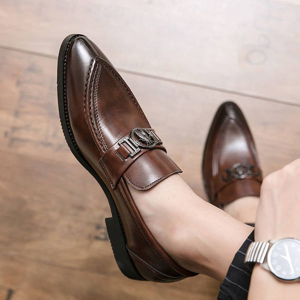 Új formai cipő modell fém elemmel férfiaknak