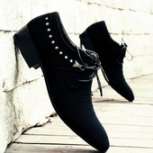 Jauns britu stila vīriešu apavu modelis ar mežģīnēm un metāla kniedēm