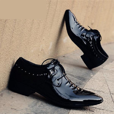 Jauns britu stila vīriešu apavu modelis ar mežģīnēm un metāla kniedēm