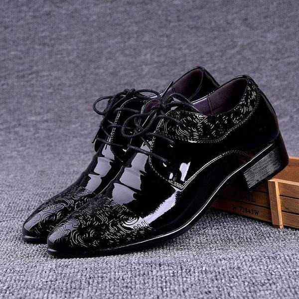 Jauns britu stila vīriešu apavu modelis ar mežģīnēm un metāla kniedēm