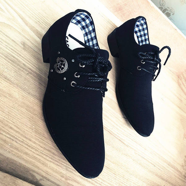 Meeste pidulikud kingad ökoseemisnahast, metallelemendiga